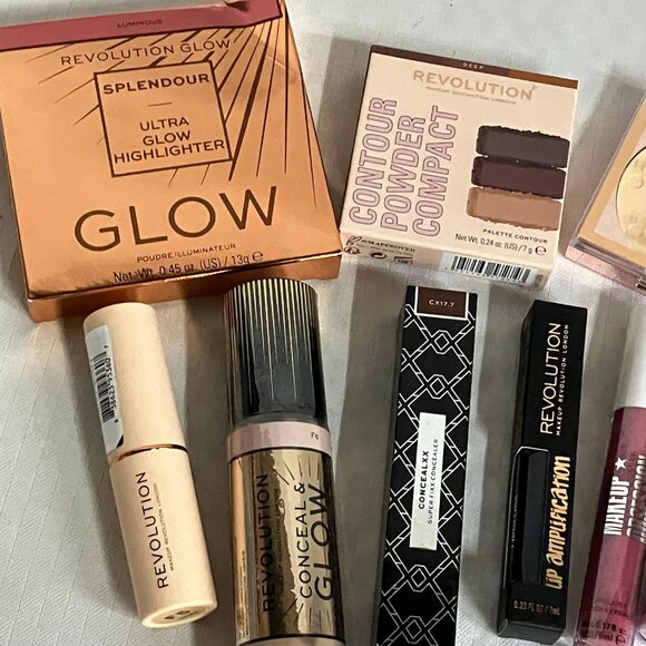 Revolution 10-Piece Makeup Set  Highlighter, Foundation, Lipstick, Contour Kit - Picture 2 of 3